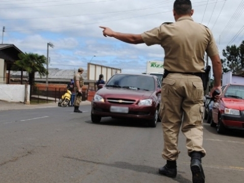 Motorista que não acata ordem de parada da polícia comete crime, define STJ